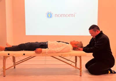 脳もみの施術を行っている様子